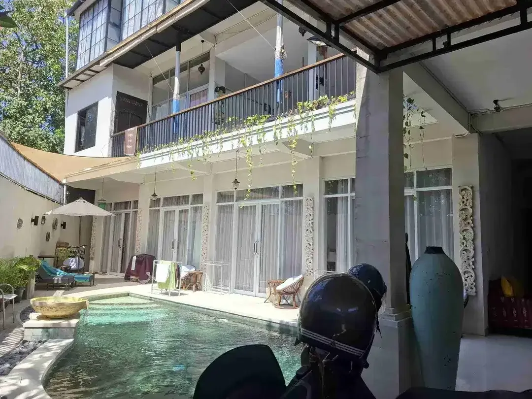HOMESTAY FULL FURNISH DI SANUR DENGAN KOLAM RENANG JALAN BATUR SARI SANUR KAUH DENPASAR BALI - Image 2 of 10