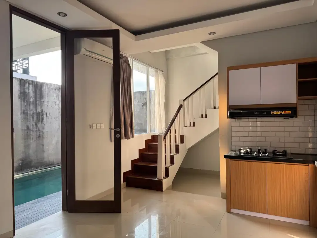 HARUS LAKU CEPAT RUMAH STRATEGIS FURNISHED with POOL NUSA DUA BADUNG BALI - Image 2 of 10