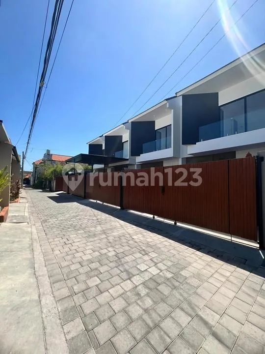 Disewakan - Rumah Baru dengan Gaya Modern Minimalis di Kawasan Renon, Fully Furnished, Dekat dengan Kawasan Sanur - Image 2 of 4