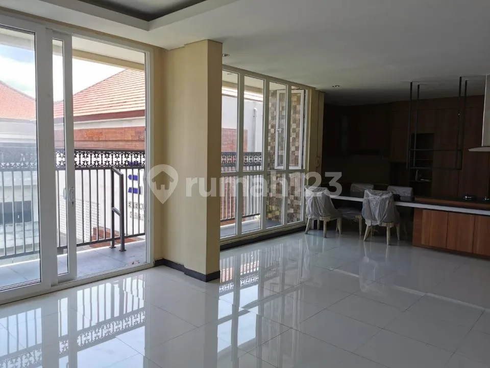 Ruko Besar 3 Lantai dengan Lift Lokasi Premium di Denpasar Barat - Image 2 of 4