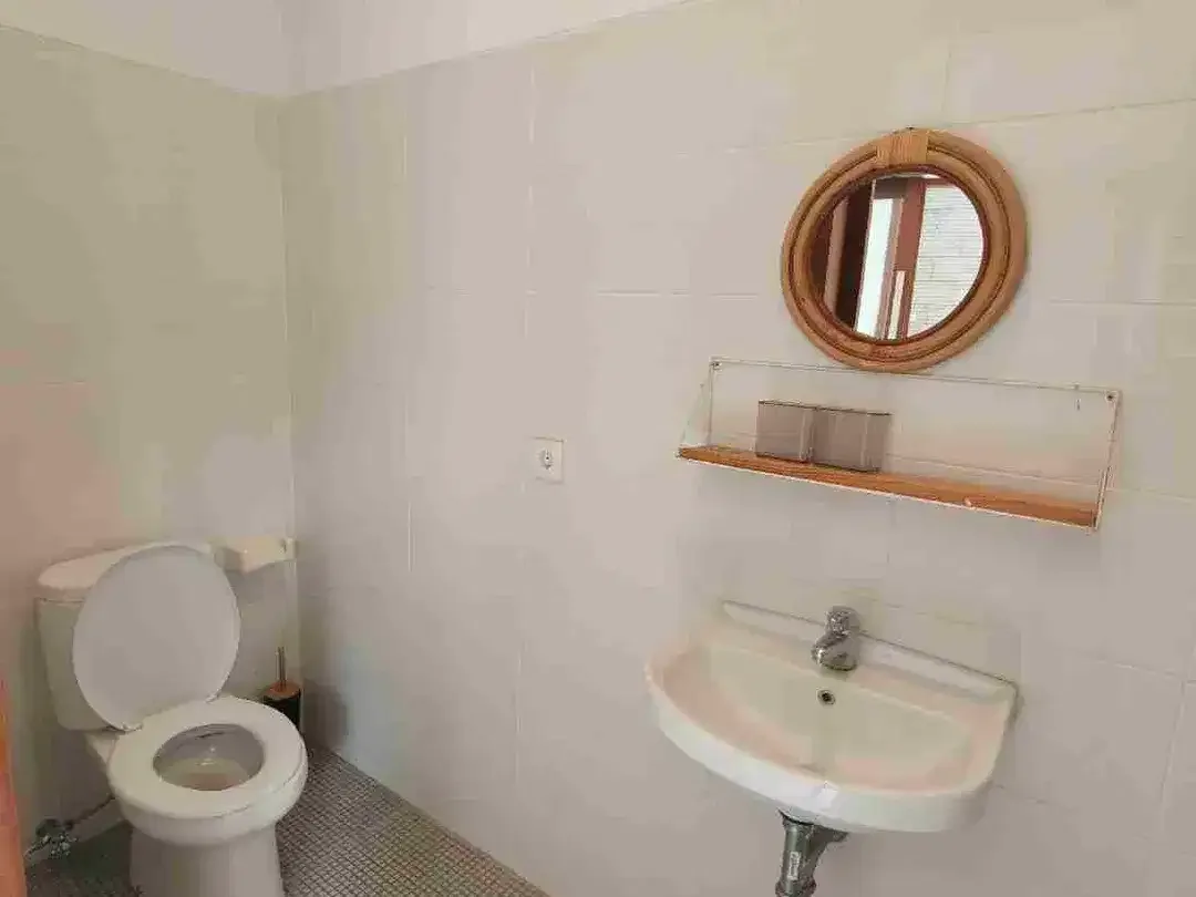 Villa 2 Kamar 1 kantor semi Furnished lokasi premium Canggu 5 menit ke Pantai berawa bebas banjir SHM - Image 9 of 10