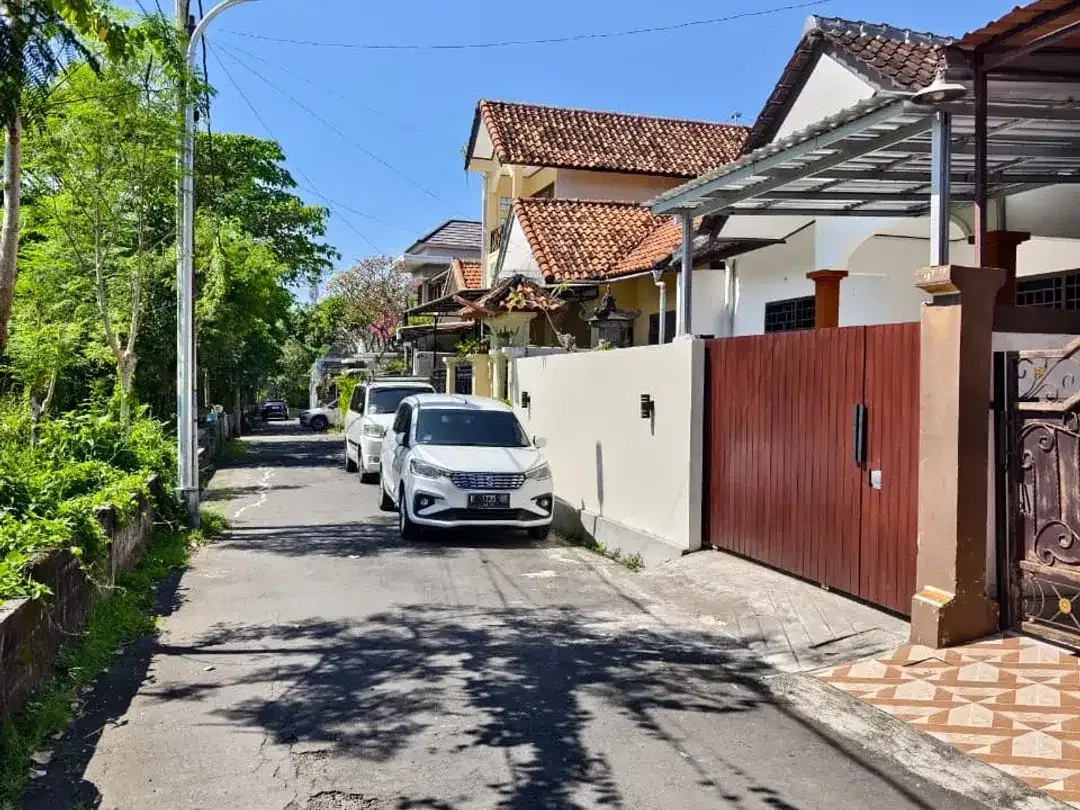Disewakan Rumah 2 Lantai Dengan Halaman Luas Di Padang Sambian Denpasar - Image 2 of 10