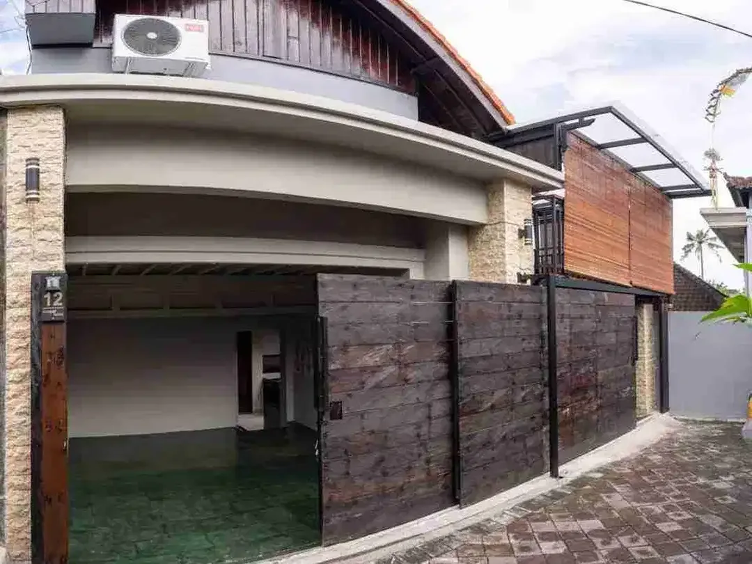 Luxury Vila Kontemporer 3 Kamar Full Furnish di Kerobokan - Image 1 of 10