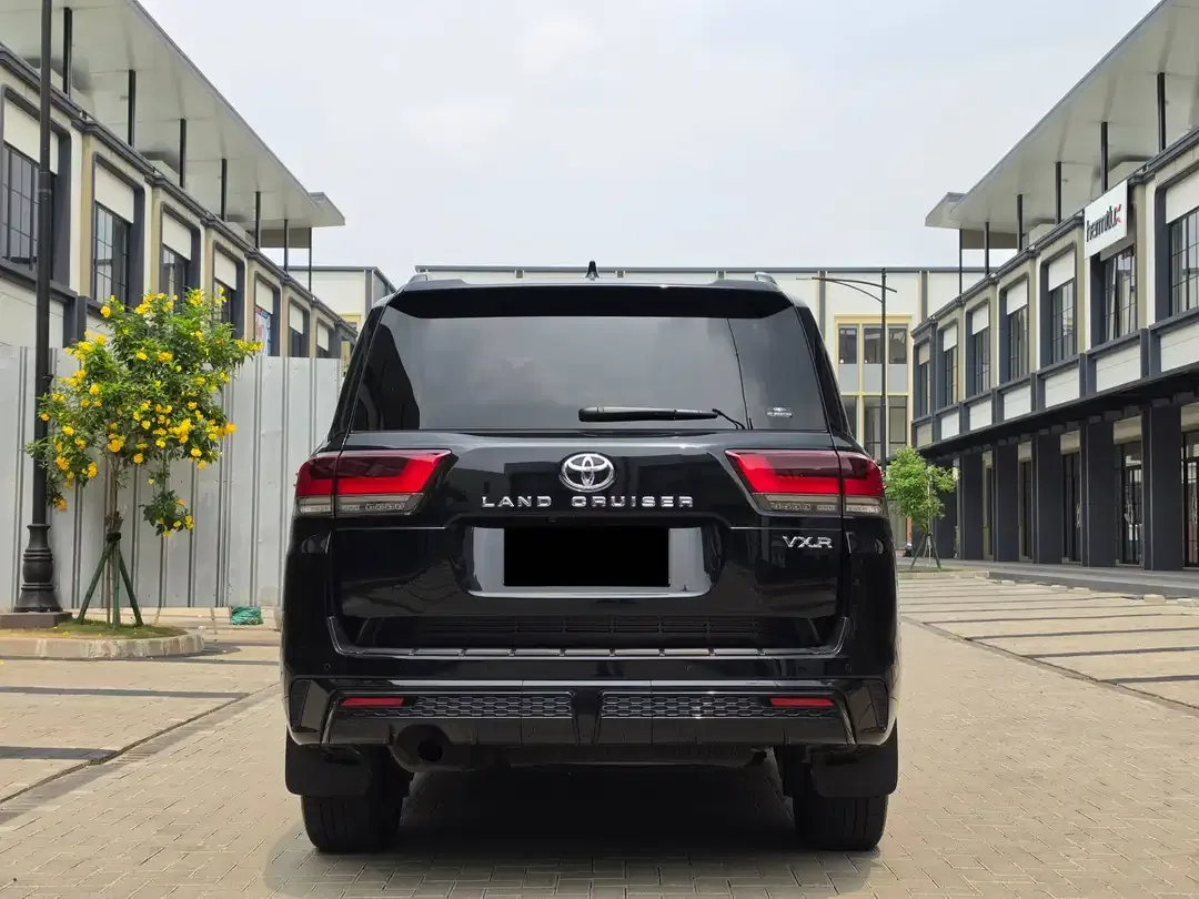 Toyota Land Cruiser 300 VXR 4x4 - Image 4 of 10