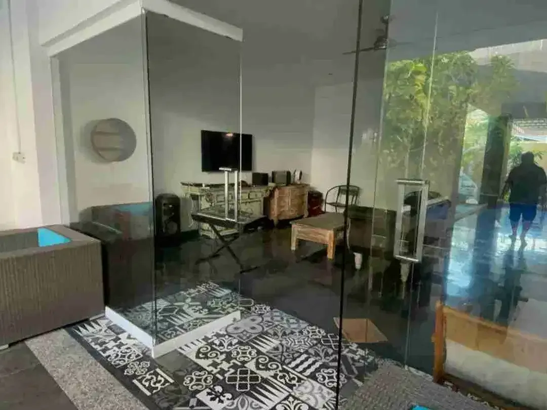 For Rent 5 BDR Villa di Lokasi Perkotaan - Image 4 of 10