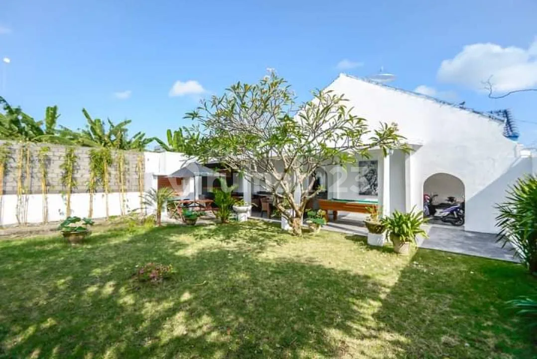 Leasehold 10 Years 3br Villa With Big Garden In Kerobokan Bali - Image 1 of 4