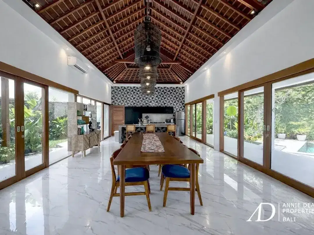 FREEHOLD | SINGLE-LEVEL TROPICAL VILLA WITH PRIVATE POOL - Image 6 of 10