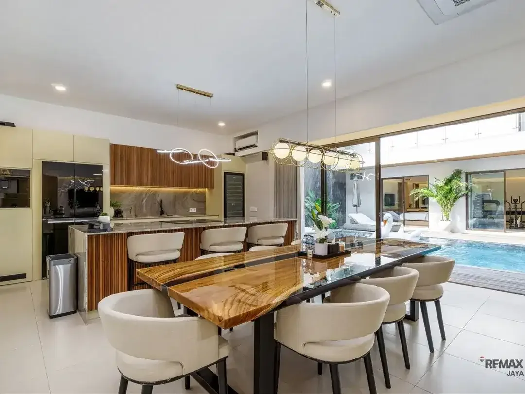 Three Bedroom Luxury Modern Villa For Sale In Seminyak, Kuta - Image 3 of 10