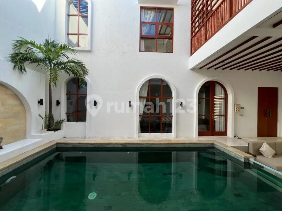 Villa di Umalas Kerobokan 3 Bedrooms 200M2 - Image 1 of 4