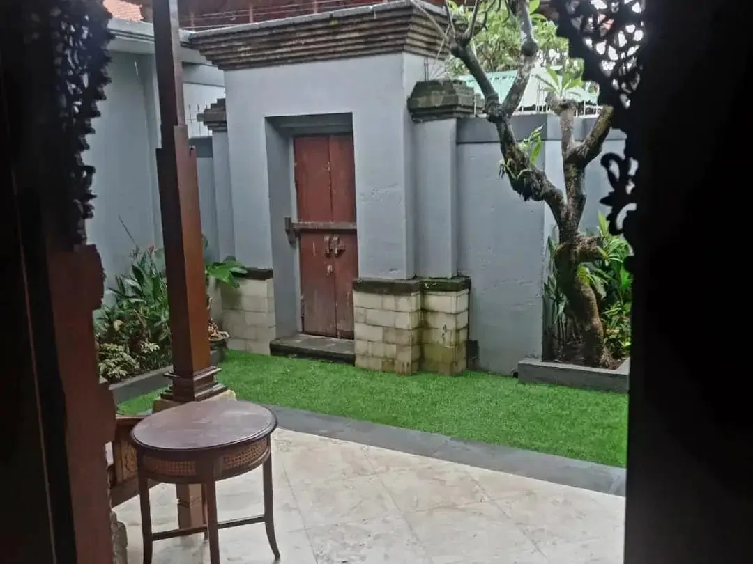 FOR SALE RUMAH SIAP HUNI RENOVATED 3BR LOKASI DEKAT BEACH MERTASARI SANUR - Image 4 of 10
