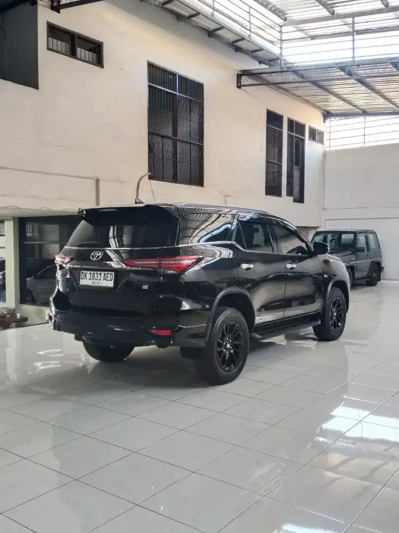 FORTUNER SRZ GR SPORT AT BENSIN LOW KM SEPERTI BARU DEALER - Image 3 of 10