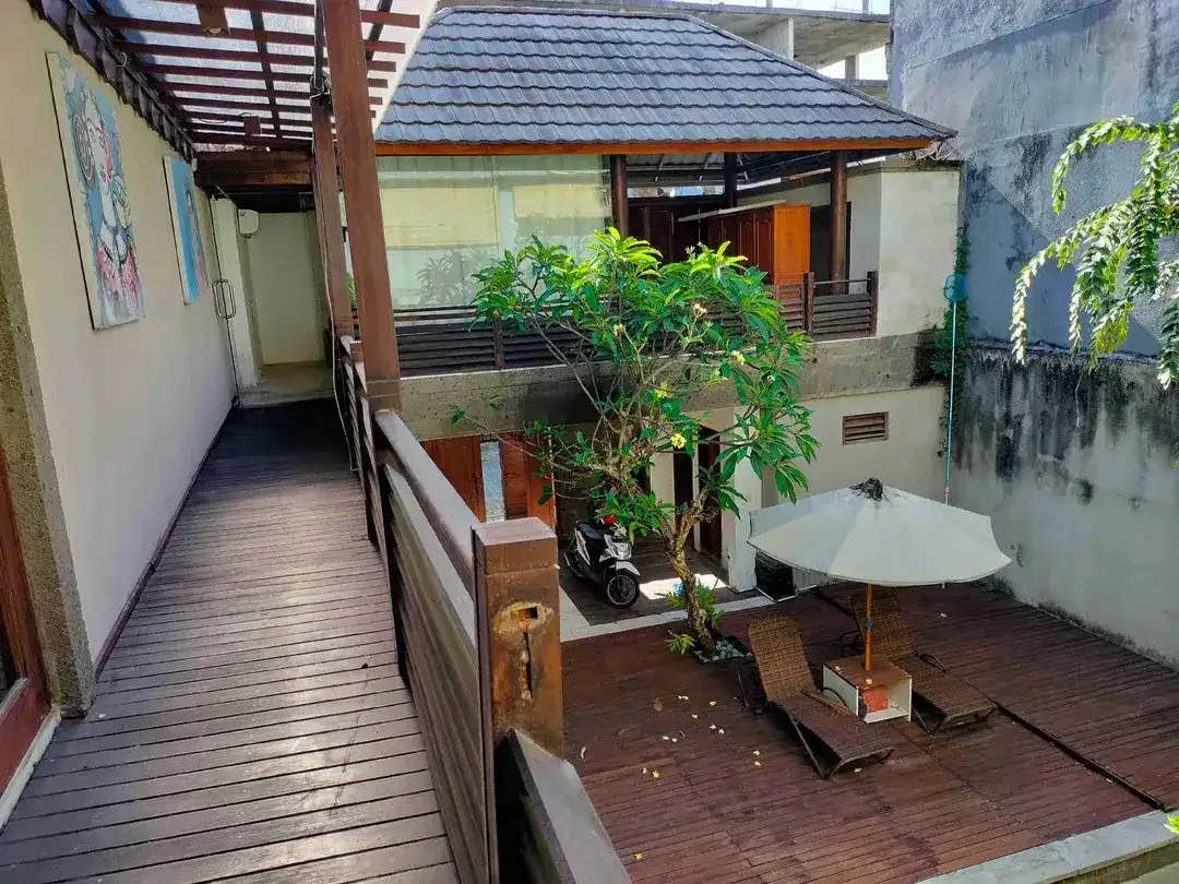 VILLA KAWASAN PREMIUM WISATA PANTAI PETITENGET SEMINYAK KUTA BALI LINGKUNGAN SEKITAR HOTEL & VILLA KOMERSIL
AKSES JALAN 6 METER PAPASAN MOBIL - Image 4 of 10