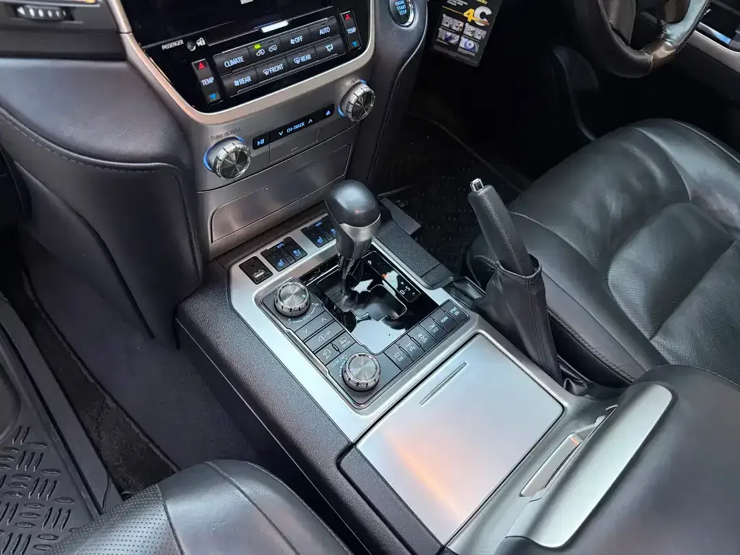 Toyota Land Cruiser 200 VXR 4x4 2020 - Image 8 of 10