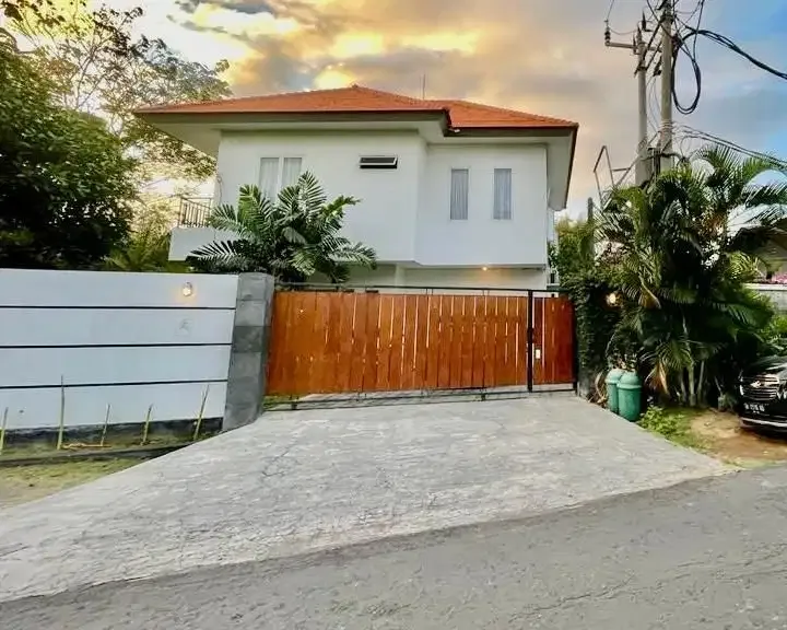 COMFORTABLE SPACIOUS VILLA IN THE HEART OF UMALAS KEROBOKAN - Image 1 of 10