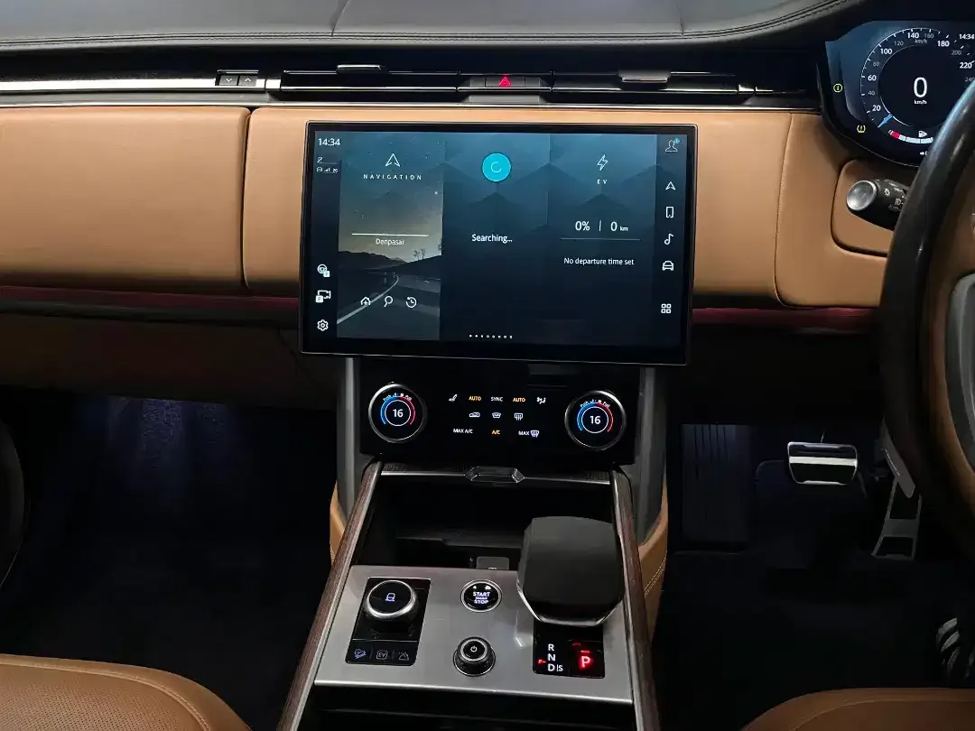 Land Rover 3.0 PHEV Autobiography 2023 - Image 6 of 10