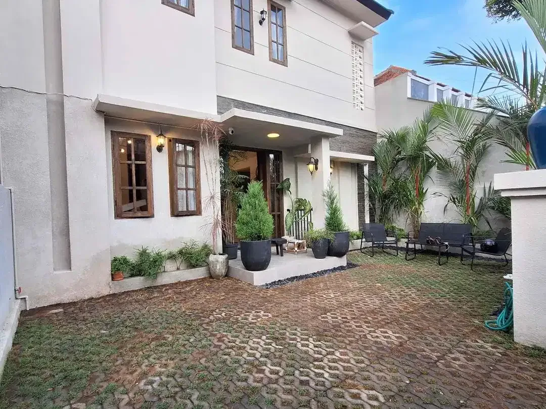 Dijual Rumah Style Modern Kolonial di Lingkungan Perumahan One Gate System Security 24hr area Taman Griya - Image 1 of 10