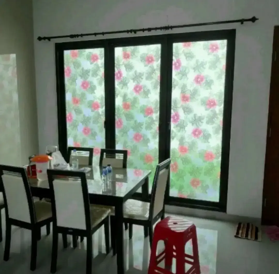 Pasang stiker sanblas dan kaca film dapat mengatur suhu dalam ruangan - Image 1 of 1