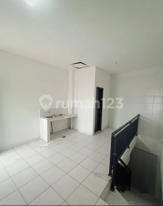 Ruko 3 Lantai Dekat Jalan Utama Lokasi Sangat Strategis - Image 3 of 4