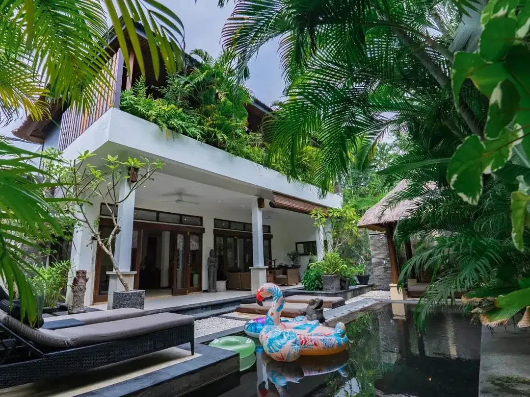 FOR SALE VILLA 2BR FURNISHED WALKING GO TO BEACH SEMINYAK - Image 1 of 10