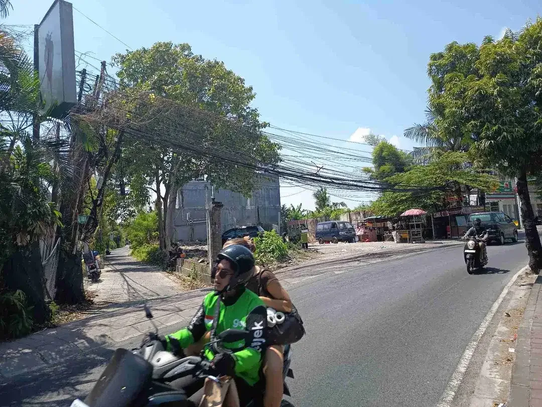 DIJUAL TANAH LUAS 9 ARE DI JALAN RAYA BATUBELIG SEMINYAK KUTA BADUNG - Image 2 of 9