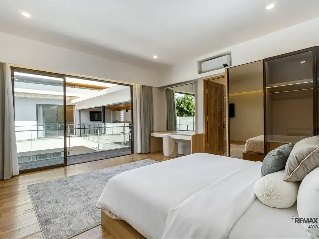 Three Bedroom Luxury Modern Villa For Sale In Seminyak, Kuta - Image 5 of 10