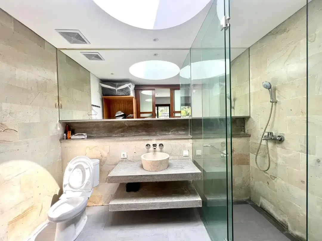 FOR SALE VILLA ONE GATE Sistem IN KEROBOKAN - Image 5 of 10