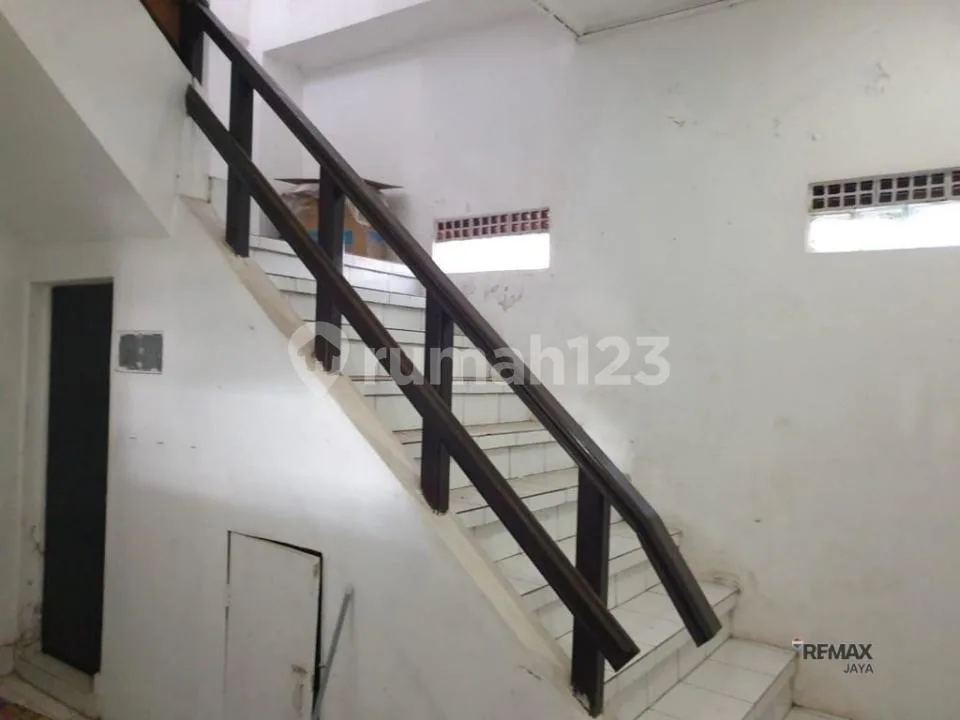 Ruko 3 Lantai Pinggir Jalan Utama Dijual di Setiabudi Denpasar - Image 2 of 4