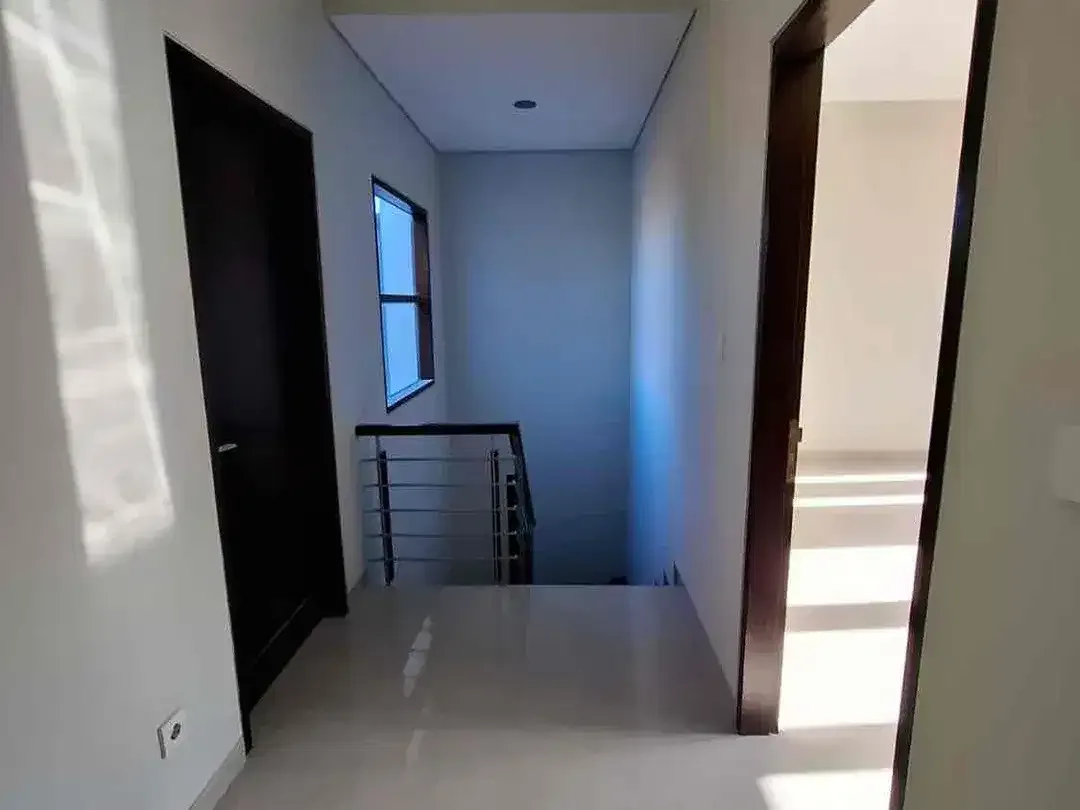 Dijual rumah minimalis baru gress lantai 2 berLokasi perumahan surya buana deket kerobokan - Image 2 of 8
