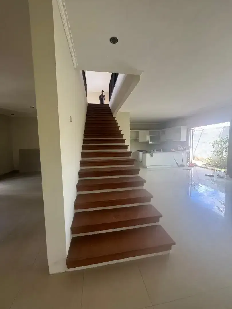RUMAH MEWAH 2 LANTAI DIJUAL - 570 M² - SHM / LEASEHOLD - GARASI BESAR - Image 7 of 10