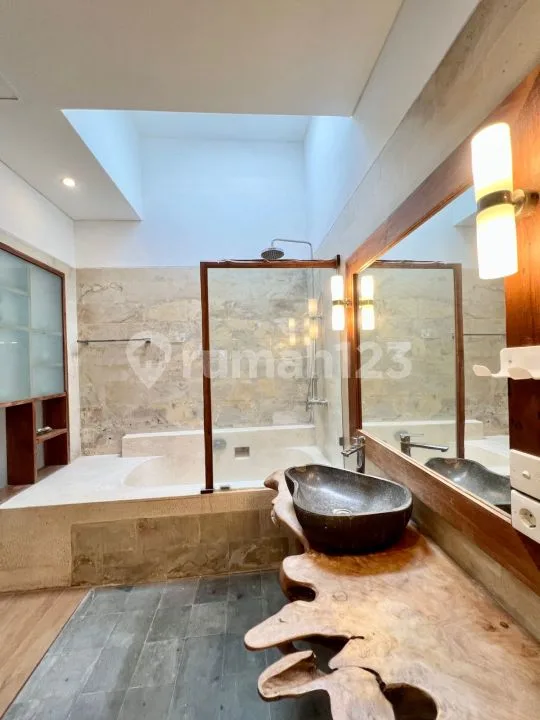 2 Bedroom Villa With Private Garage In Kerobokan Bali - Image 4 of 4