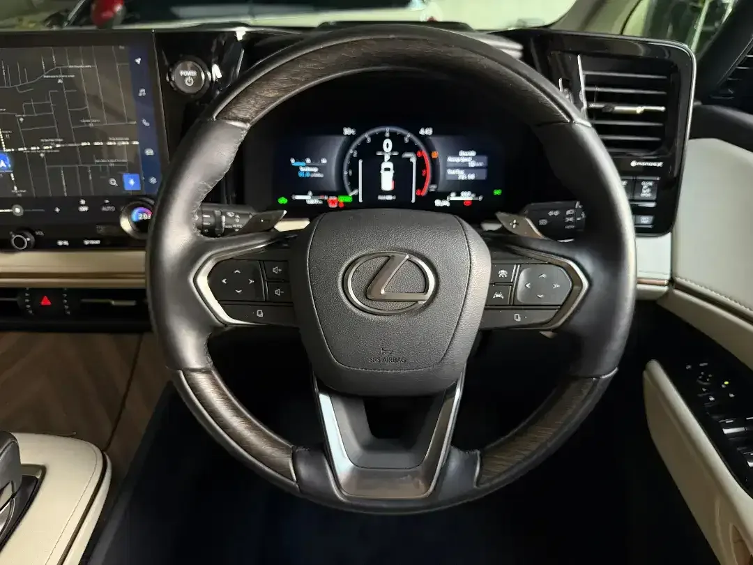 Lexus LM 350 Hybrid 7 Seater 2024 - Image 4 of 10