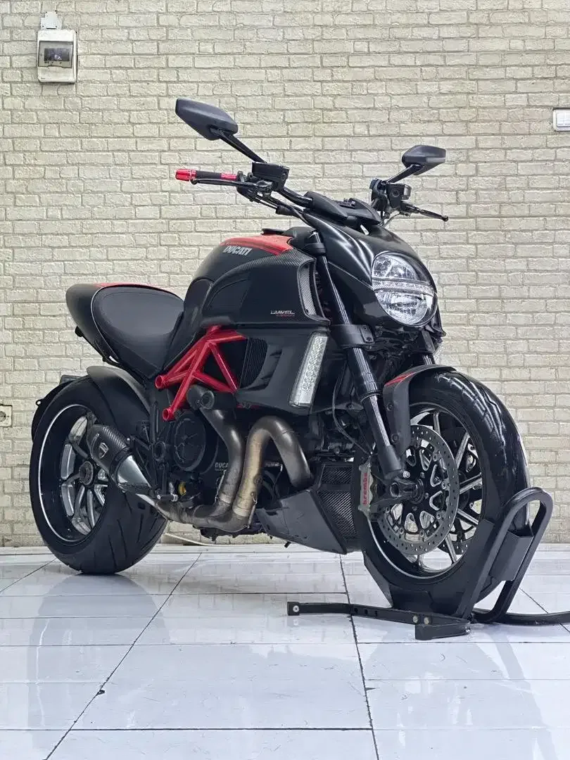 Moge Ducati Diavel red carbon mustika motor - Image 2 of 10