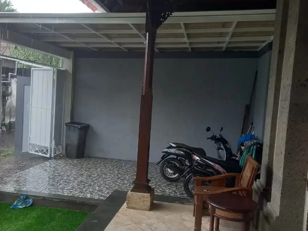 FOR SALE RUMAH SIAP HUNI RENOVATED 3BR LOKASI DEKAT BEACH MERTASARI SANUR - Image 1 of 10