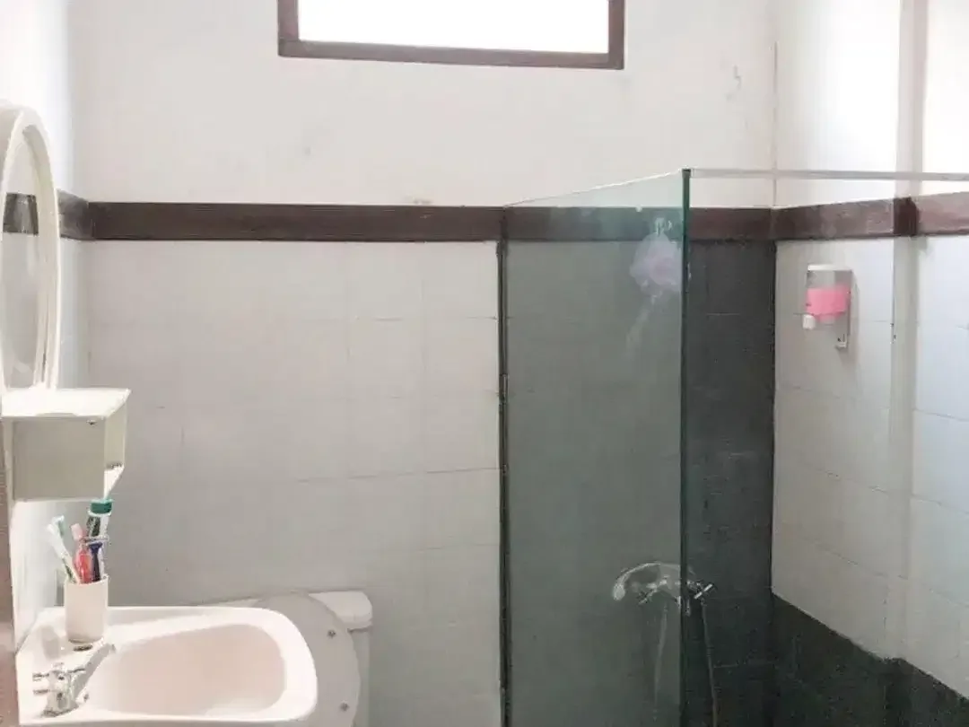 DIJUAL RUMAH FULLY FURNISHED 4 KAMAR. TIDUR SIAP HUNI KAMPIAL NUSA DUA - Image 8 of 10