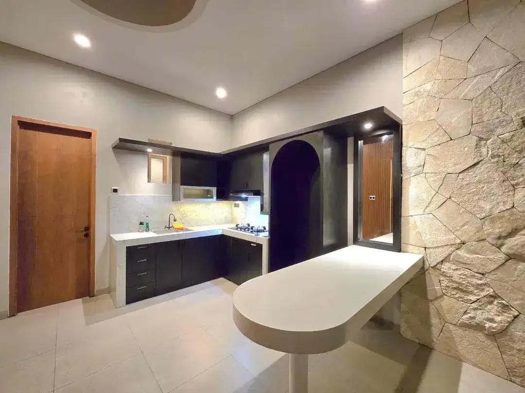 Brand new 3 bedroom villa cantik strategis Fully Furnished SHM SLF lengkap - Image 10 of 10
