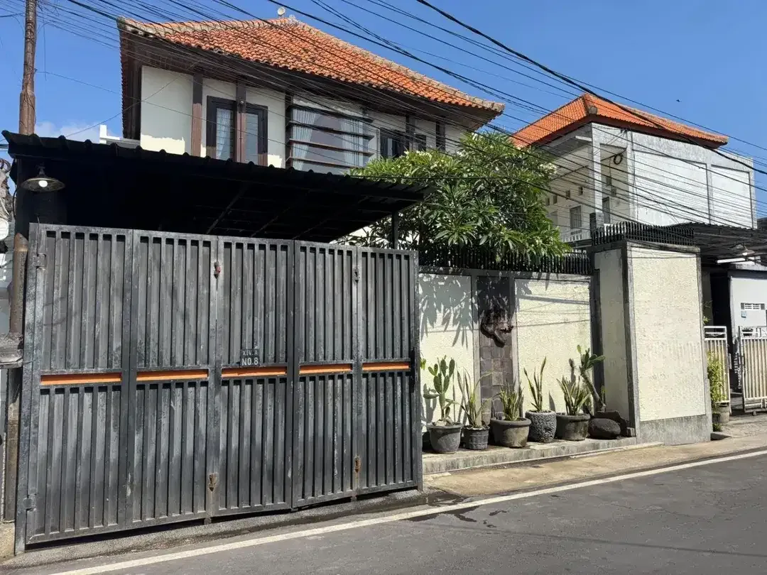 DISEWAKAN RUMAH MEWAH 2 LANTAI 5 KAMAR DI KAWASAN STRATEGIS RENON - Image 1 of 10