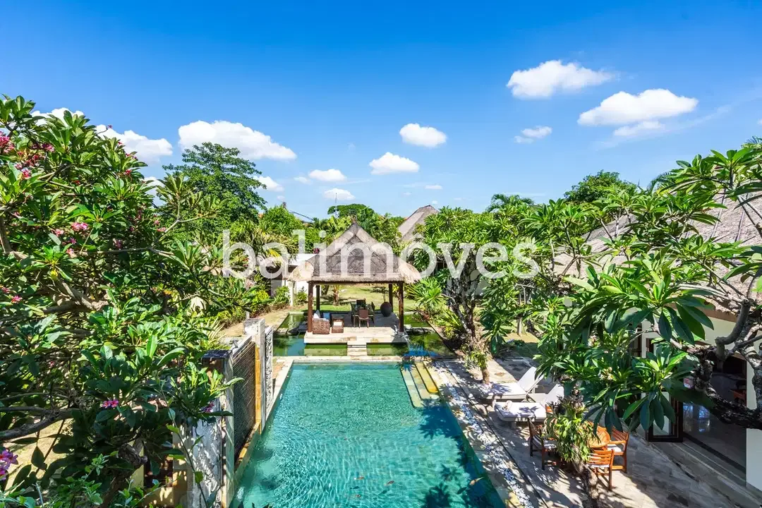 Villa Klasik dan Luas 5 Kamar Tidur Di Tepi Pantai Sanur - Image 1 of 10