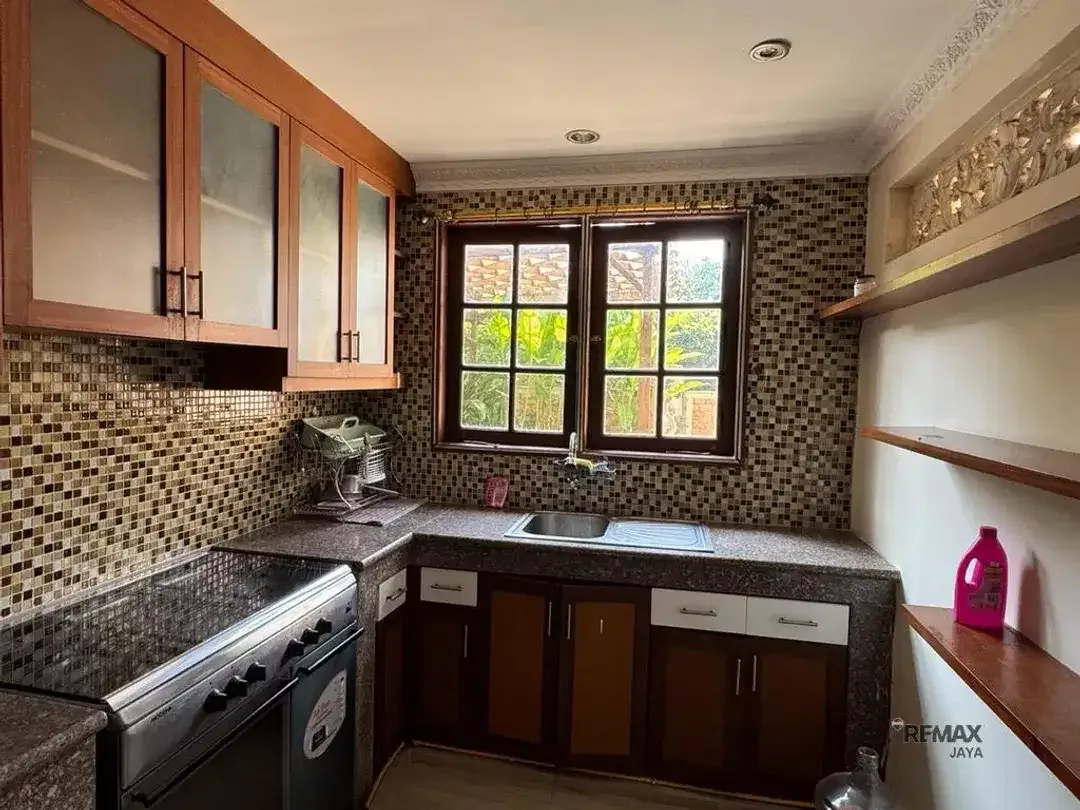 Villa Luas 4 Kamar Tidur Fully Furnished Disewakan di Mumbul - Image 2 of 6
