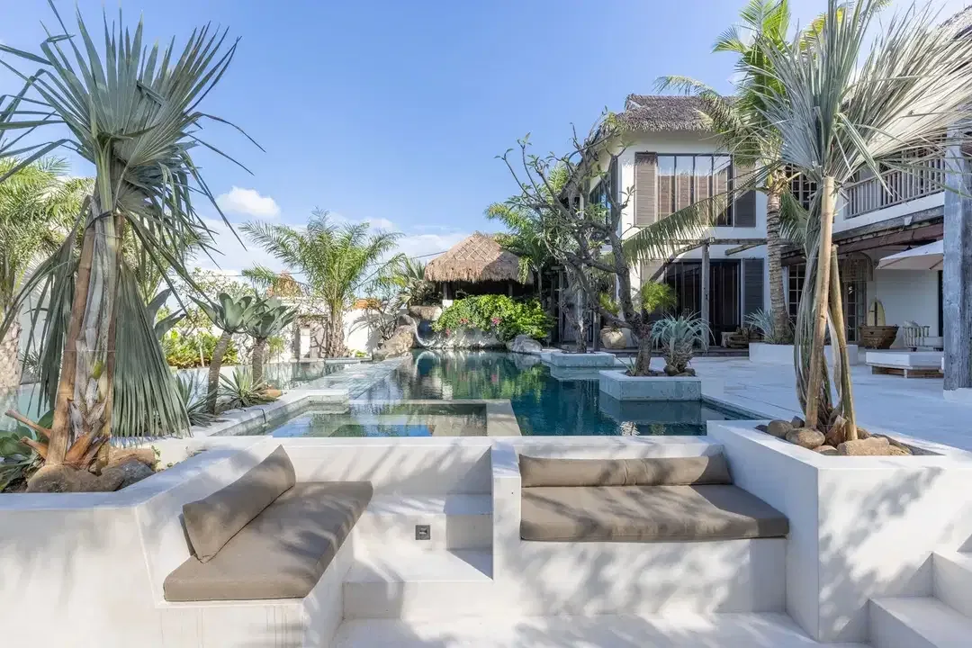 Luxurious 6 Bedroom Villa With Breathtaking Ocean View In Seseh - Image 2 of 10