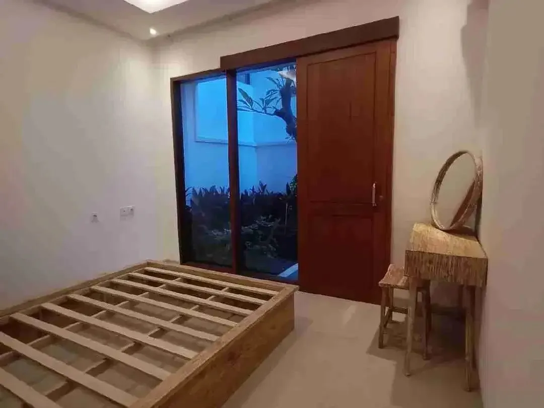 DISEWAKAN RUMAH MODERN DI AREA RENON LOKASI STRATEGIS. - Image 2 of 6