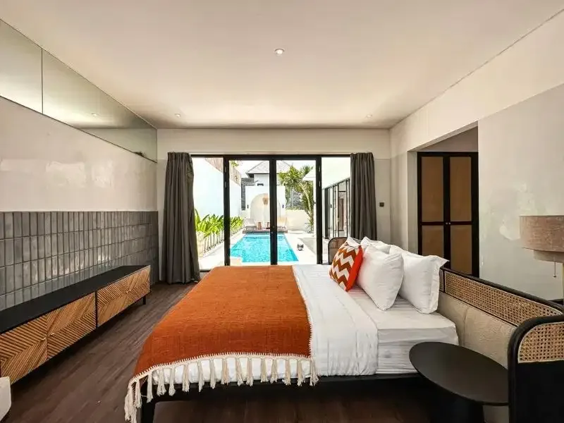 NEWLY RENOVATED TROPICAL STYLE VILLA - Image 2 of 9