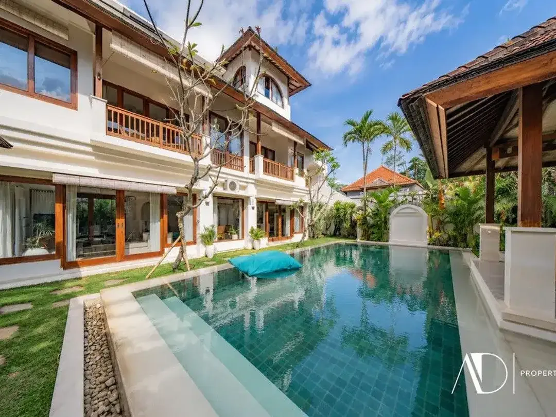FREEHOLD | TROPICAL DESIGN VILLA NEAR BERAWA BEACH - Image 1 of 10