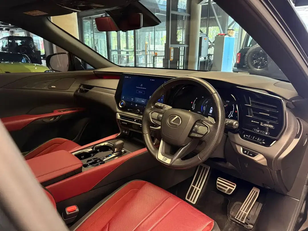 Lexus RX-500H F-Sport 2023 - Image 8 of 10
