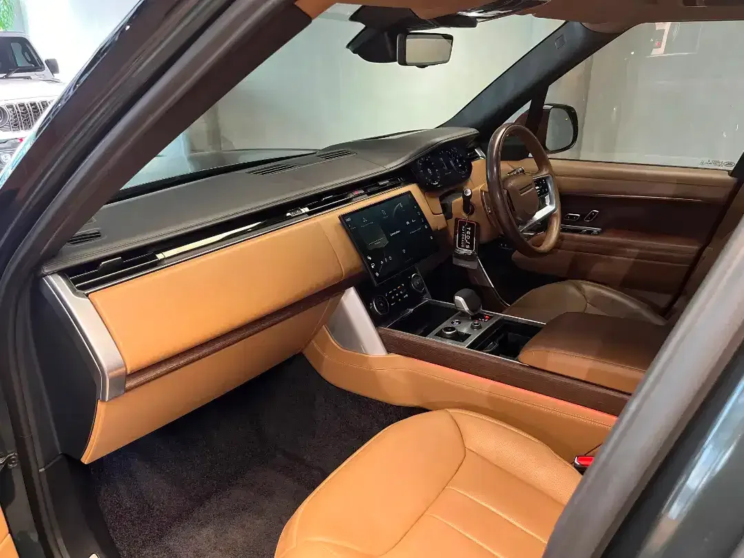 Land Rover 3.0 PHEV Autobiography 2023 - Image 9 of 10