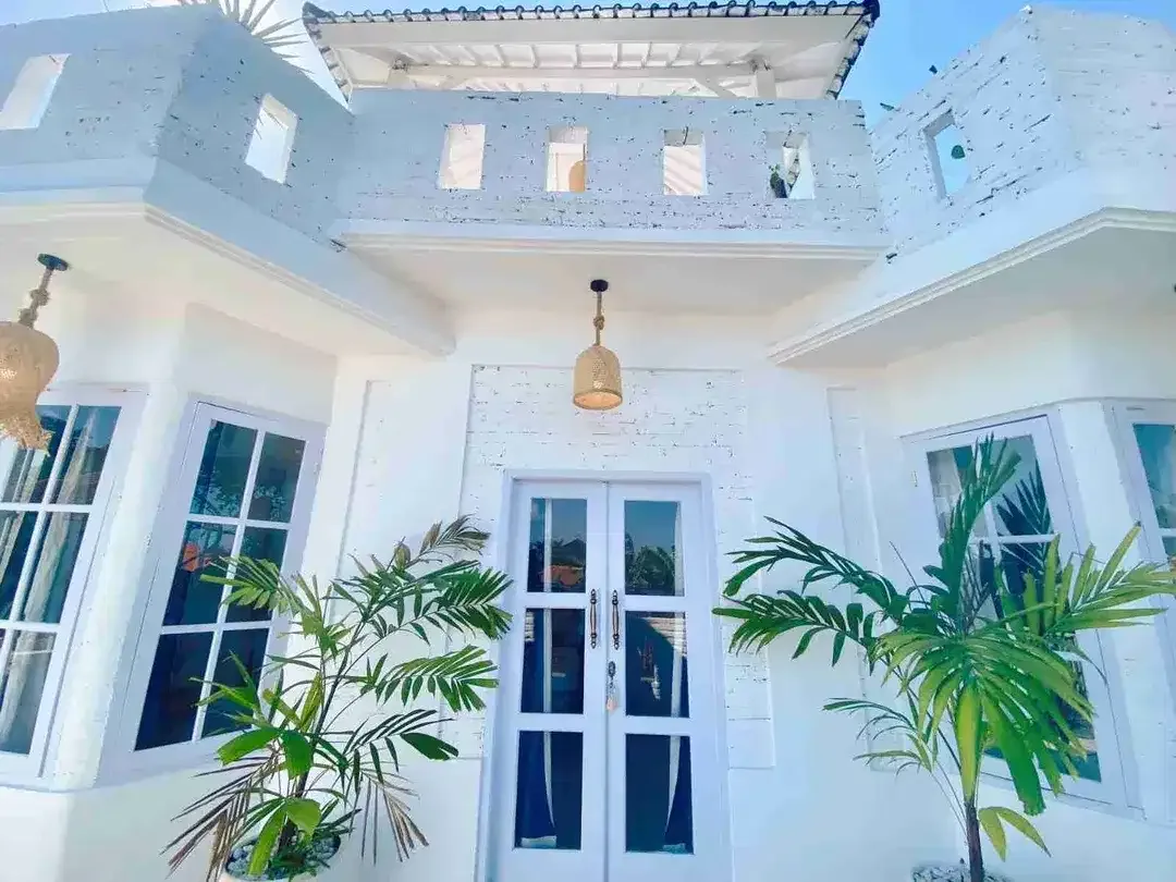 Villa Furnished 3 lantai Lokasi Jl Kunti Seminyak area Wisata dekat Pantai cocok untuk investasi. ld - Image 2 of 10