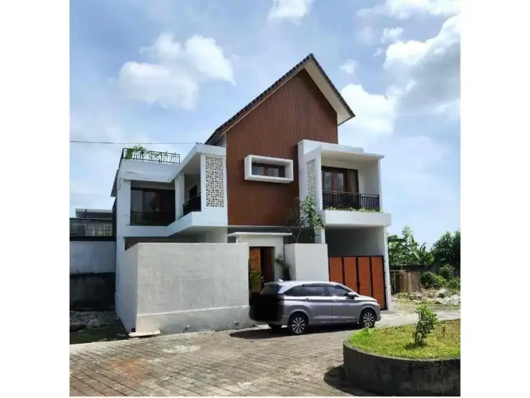 Villa - Image 1 of 10