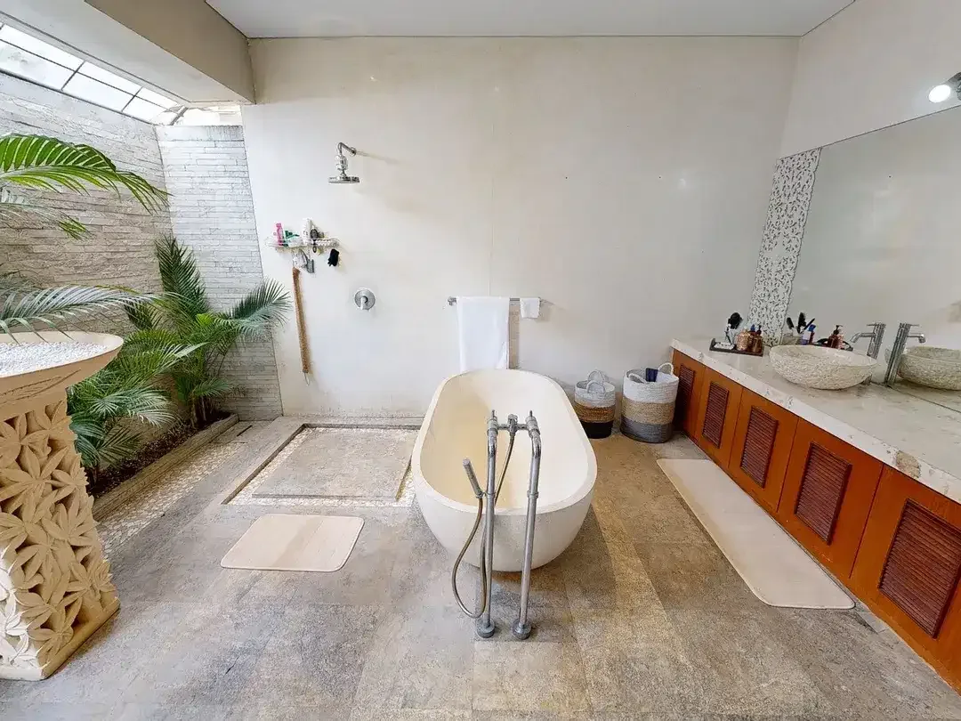 Freehold - Luxurious 2-Bedroom Tropical Villa in Premier Canggu Location - Image 6 of 10