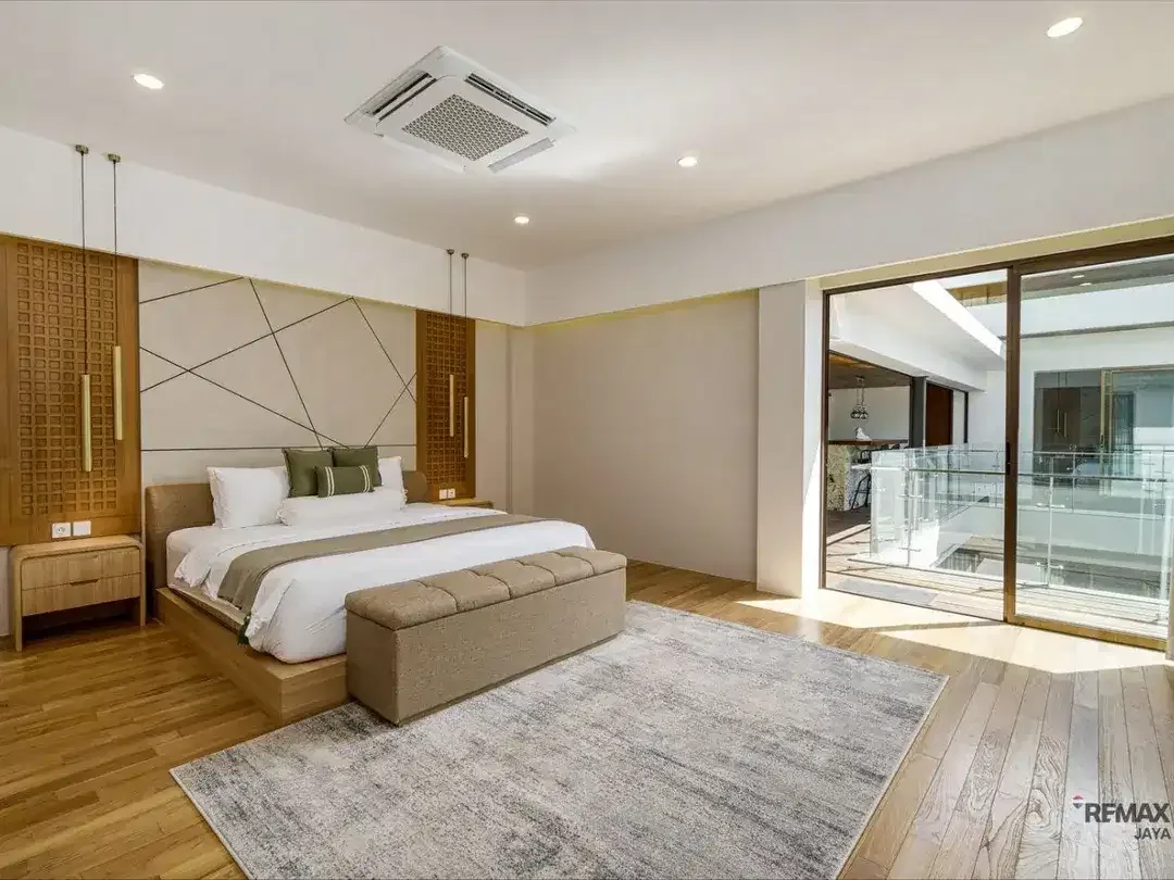 Three Bedroom Luxury Modern Villa For Sale In Seminyak, Kuta - Image 4 of 10