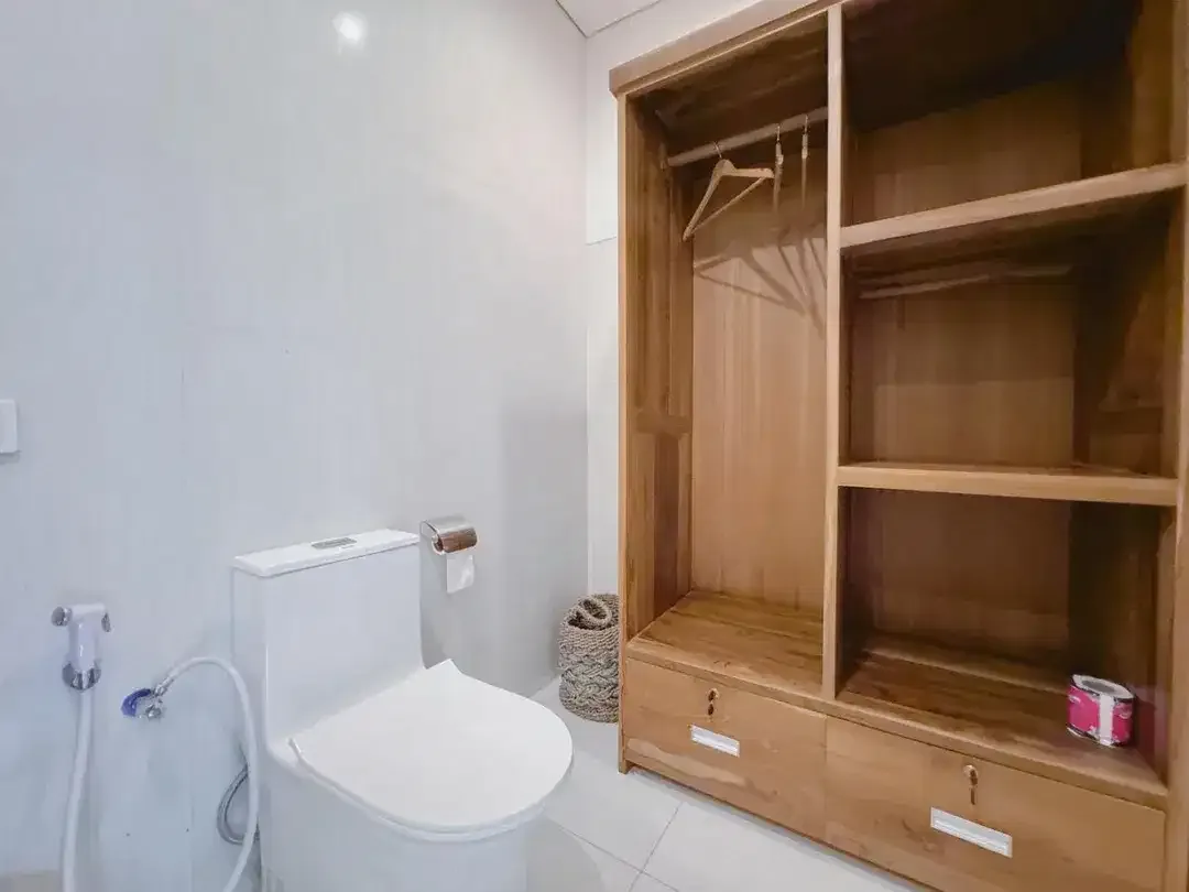 Dijual Guest House Siap Operasional dengan Lokasi Premium 7 Kamar Tidur, Kolam Renang dan Fully Furnished dengan Potensi Pendapatan Menarik - Image 9 of 10