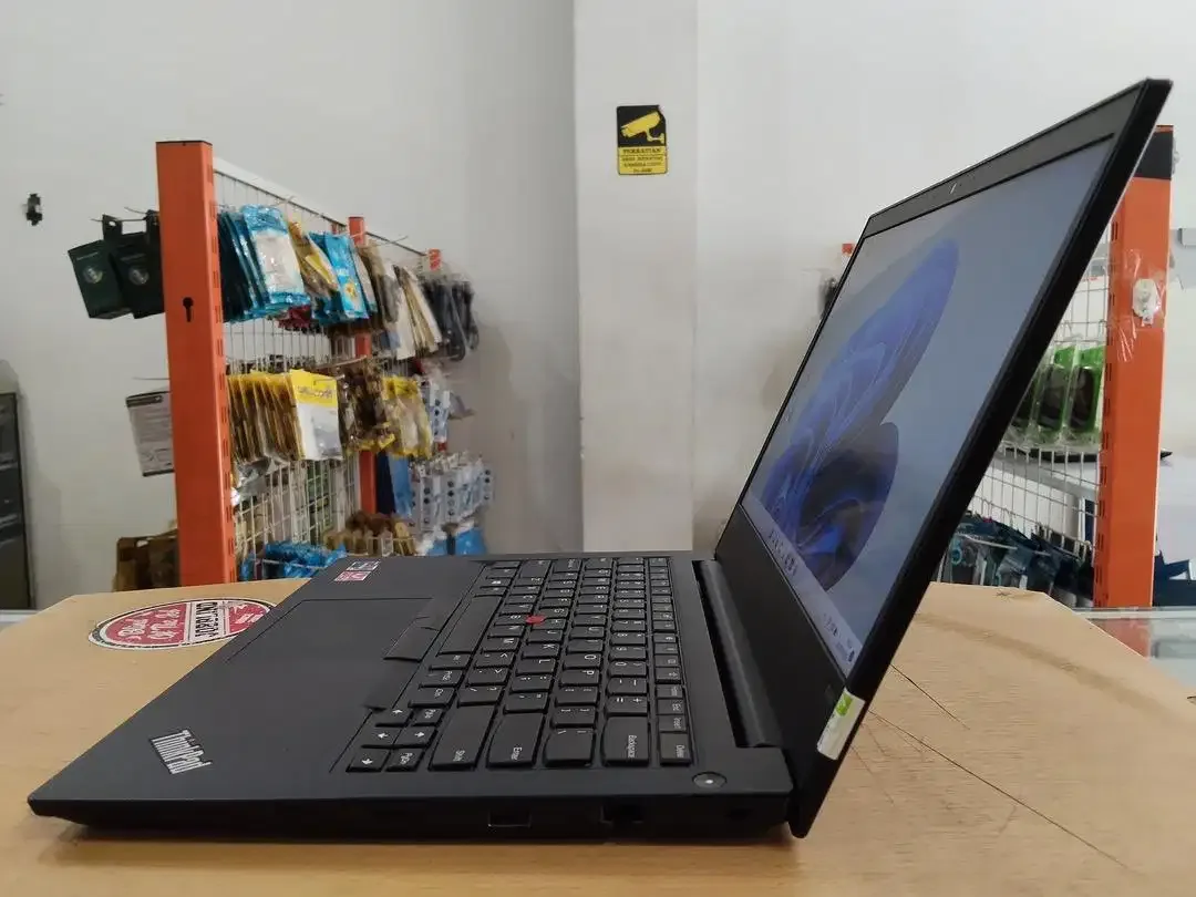 Lenovo ThinkPad E495 Amd Ryzen 7 Ram 16GB SSD 256GB VGA 2GB Mulus - Image 4 of 10
